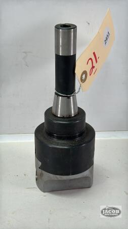 ADJUSTABLE BORING HEAD FOR A MILLING MACHINE