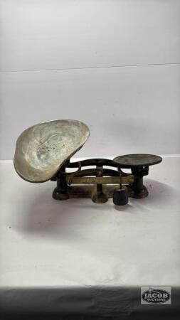 VINTAGE CAST IRON MECHANICAL BALANCE SCALE