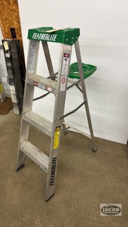 4FT FEATHERLITE ALUMINUM STEP LADDER