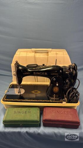 OLDER SINGER SEWING MACHINE IN PLASTIC CASE
