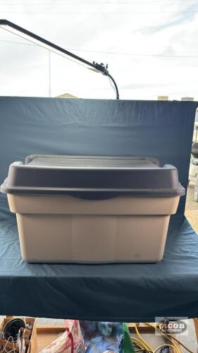 RUBBERMAID TOTE WITH HINGED LID
