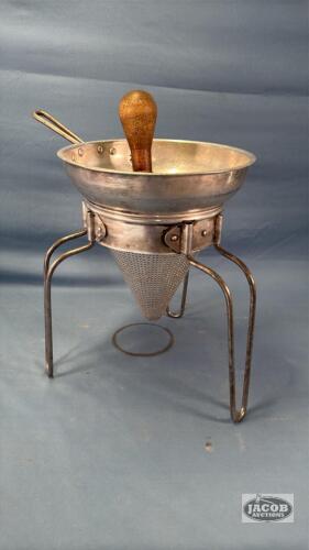 COLLANDER IN STAND WITH WOODEN MASHER