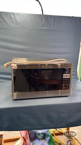 PANASONIC MICROVAVE WITH TURN TABLE