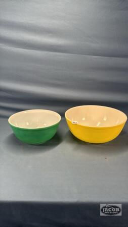 4 QUART AND A 2.5 QUART PYREX MIXING BOWLS