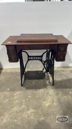 SINGER TREDDLE SEWING MACHINE