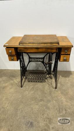 SINGER TREDDLE SEWING MACHINE