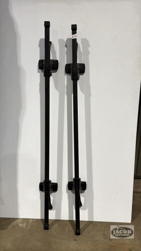 PAIR OF ADJUSTABLE ROOF RACKS FOR A CAR