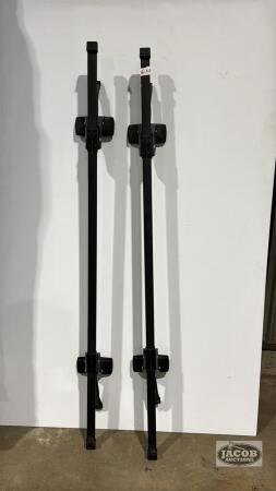 PAIR OF ADJUSTABLE ROOF RACKS FOR A CAR
