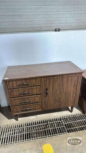 BERNINA SEWING MACHINE IN CABINET