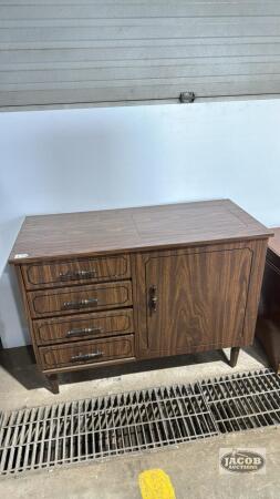 BERNINA SEWING MACHINE IN CABINET