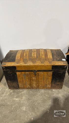 HUMP TOP STEAMER TRUNK