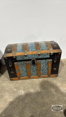 HUMP TOP STEAMER TRUNK WITH TRAY