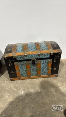 HUMP TOP STEAMER TRUNK WITH TRAY