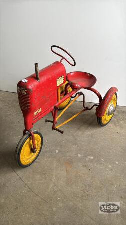 METAL SUPER W-6 PEDAL TRACTOR