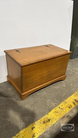 VINTAGE WOODEN CHEST