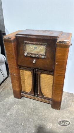 DE FOREST FLOOR MODEL RADIO