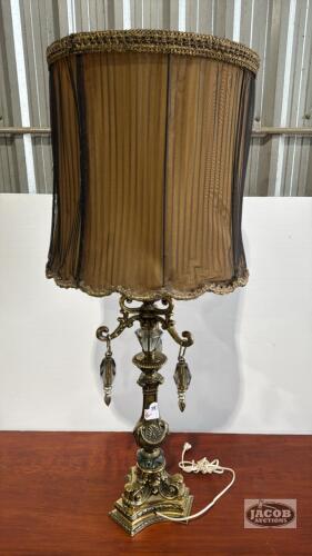 MEDAL BASE TABLE LAMP