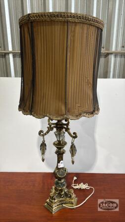MEDAL BASE TABLE LAMP