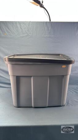 RUBBERMAID 69L TOTE WITH LID