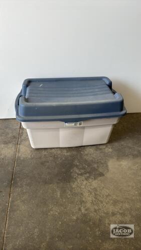 RUBBERMAID TOTE WITH HINGED LID