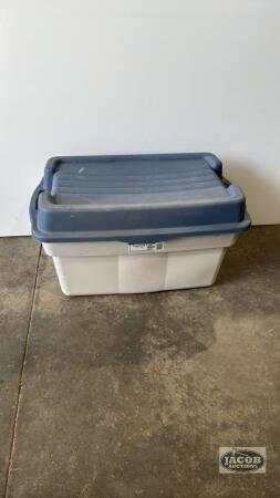 RUBBERMAID TOTE WITH HINGED LID