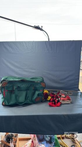 TRAVEL BAG WITH RATCHET STRAPS AND A 24IN LEVEL