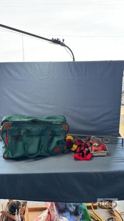 TRAVEL BAG WITH RATCHET STRAPS AND A 24IN LEVEL