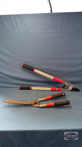 (2) PAIRS OF PRUNERS (1) PAIR IS EXTENDABLE