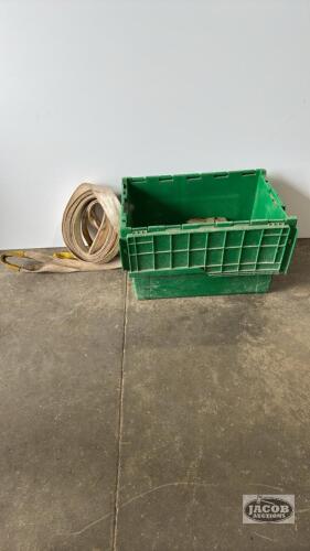 TOTE WITH FOLDING LID AND QUANTITY OF STRAPS