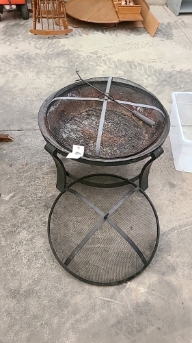 Free Standing Fire Pit w/Screens