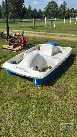 WATER WHEELER PEDDLE BOAT. MISSING REAR RUTTER