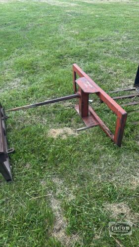 BALE SPEAR WITH SKID STEER HOOK UP
