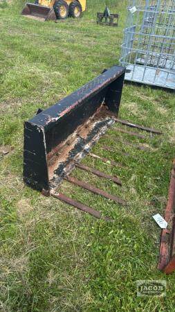 MANURE BUCKET WITH SKID STEER HOOK UP
