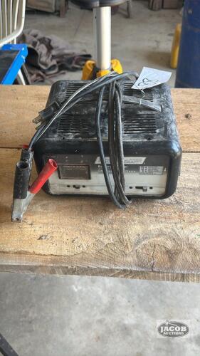 MOTO MASTER 12VOLT BATTERY CHARGER