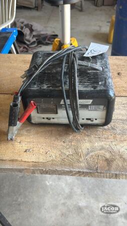 MOTO MASTER 12VOLT BATTERY CHARGER