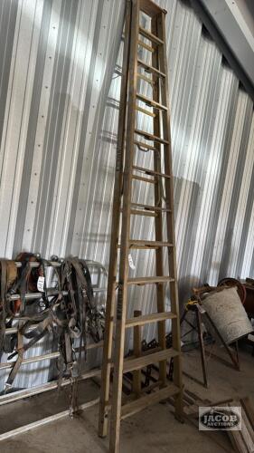 12&rsquo; WOODEN STEP LADDER