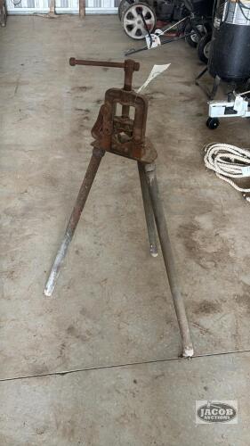 3 LEGGED PIPE VISE