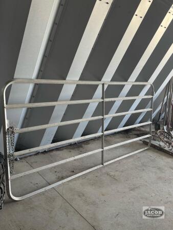 9FT ALUMINUM DIAMOND BAR GATE.