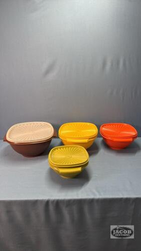 (4) NESTING TUPPERWARE BOWLS WITH LIDS