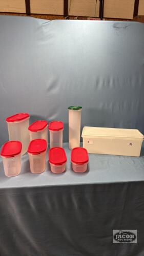 TUPPERWARE LOT WITH LIDS