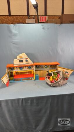 VINTAGE BARBIE DREAM BOAT WITH SOME ACCESSORIES