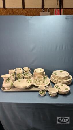 ROYAL ALBERT TRILLIUM PATTERN