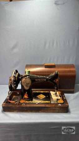 HAND CRANK SINGER SEWING MACHINE IN WOODEN CASE