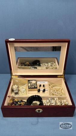 JEWLERY BOX WITH CONTENTS