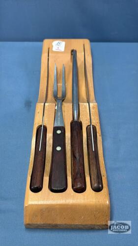 STAINLESS CARVING SET IN WOODEN RACK