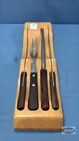STAINLESS CARVING SET IN WOODEN RACK