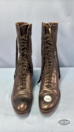 VINTAGE PAIR OF LACE UP HIGH SHOES