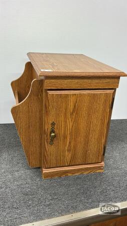 END TABLE WITH MAGAZINE RACK