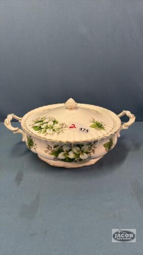 ROYAL ALBERT TRILLIUM PATTERN 9IN COVERED BOWL