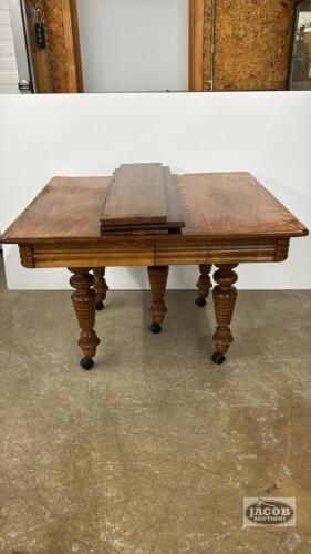 PINEAPPLE LEGGED EXTENSION TABLE